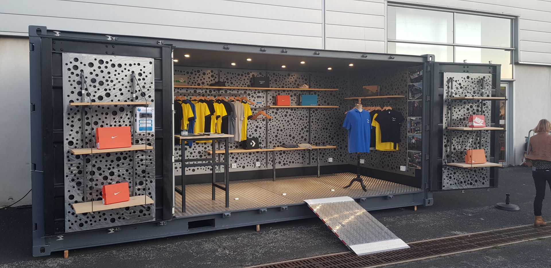 Container aménagé Shop-Box 20 pieds - Open-Side avec ouverture latérale, double porte et équipements premium_1