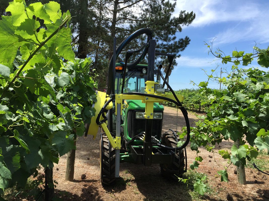 Effeuilleuse 1 ½ rang - ETS Colard - pour vignes larges et vignobles étroits, réversible et adaptable_1