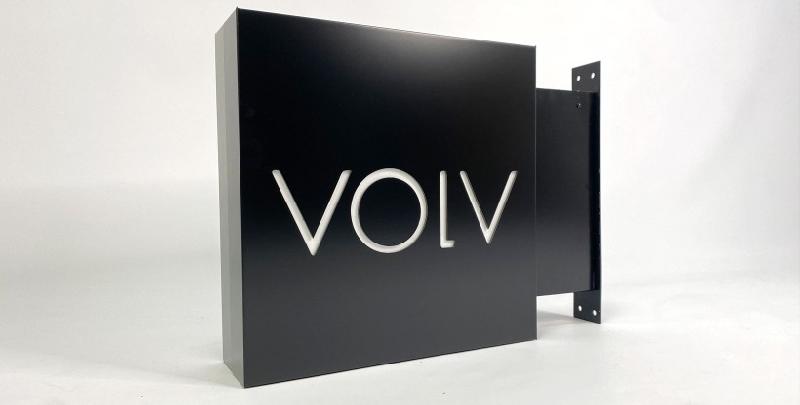 Enseigne drapeau lumineuse en dibond ajouré - aluminium et LED pour extérieur_1