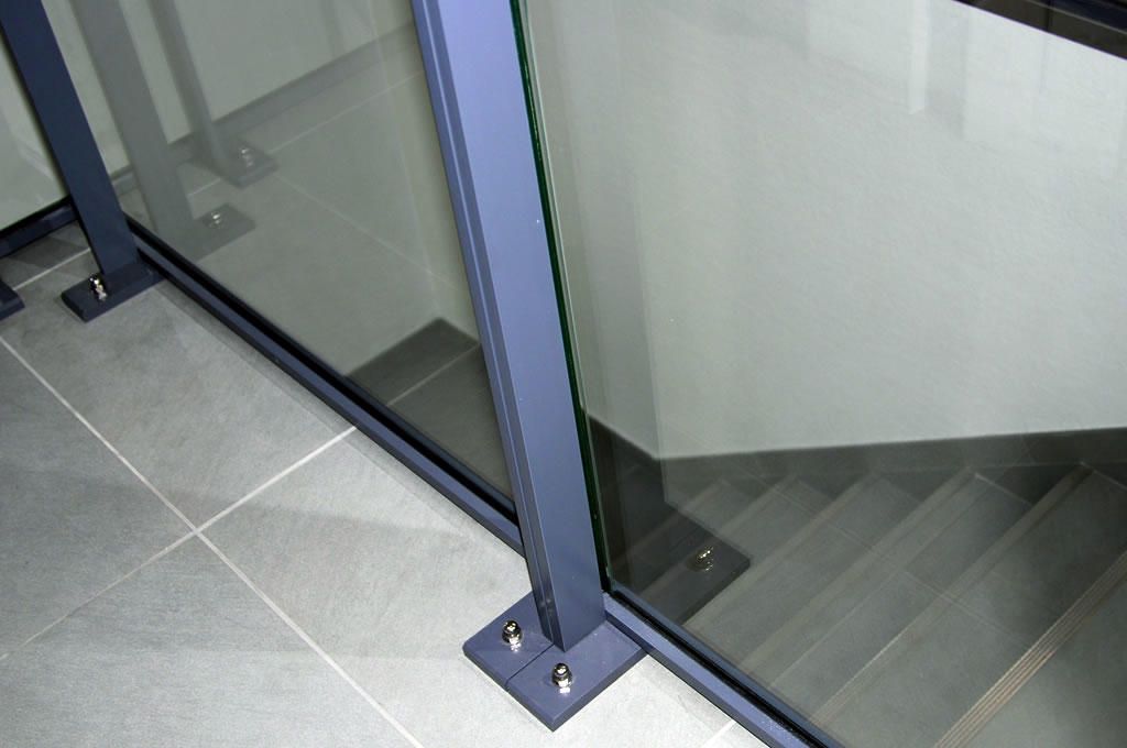 FERIA Pure Line - Garde-corps en aluminium transparent avec panneaux de verre - Modularité et sécurité_1