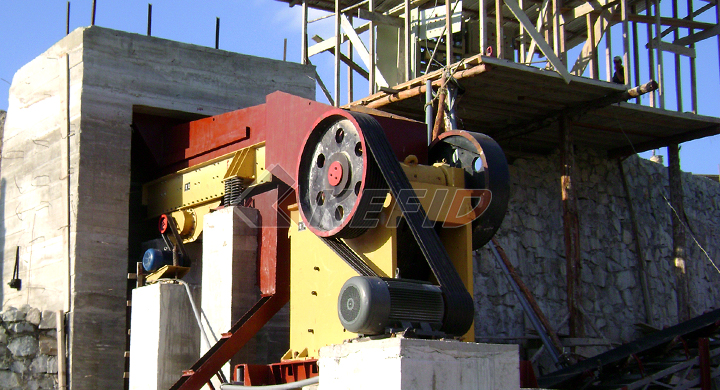 Station de concassage de pierre 350t/h - avec alimentateur vibrant, concasseur à mâchoires et cribles vibrants_1