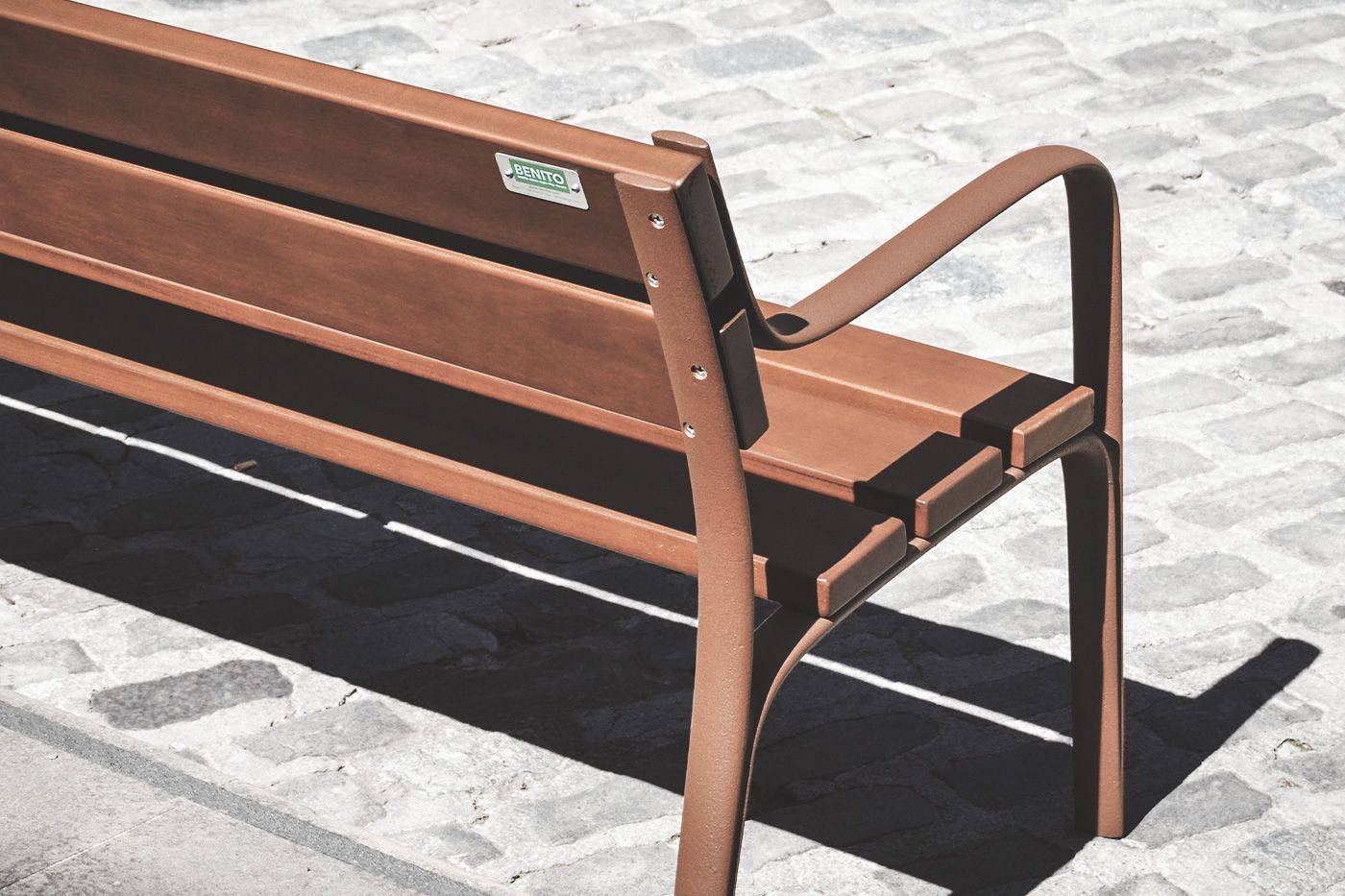 Banc public Citizen UM301L - Design Eugeni Quitllet - Bois tropical et piètement en fonte ductile_1