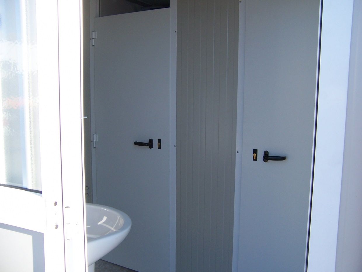 Bungalow sanitaire de chantier avec WC à l'anglaise, un urinoir, une douche et un lave main - SDU_1