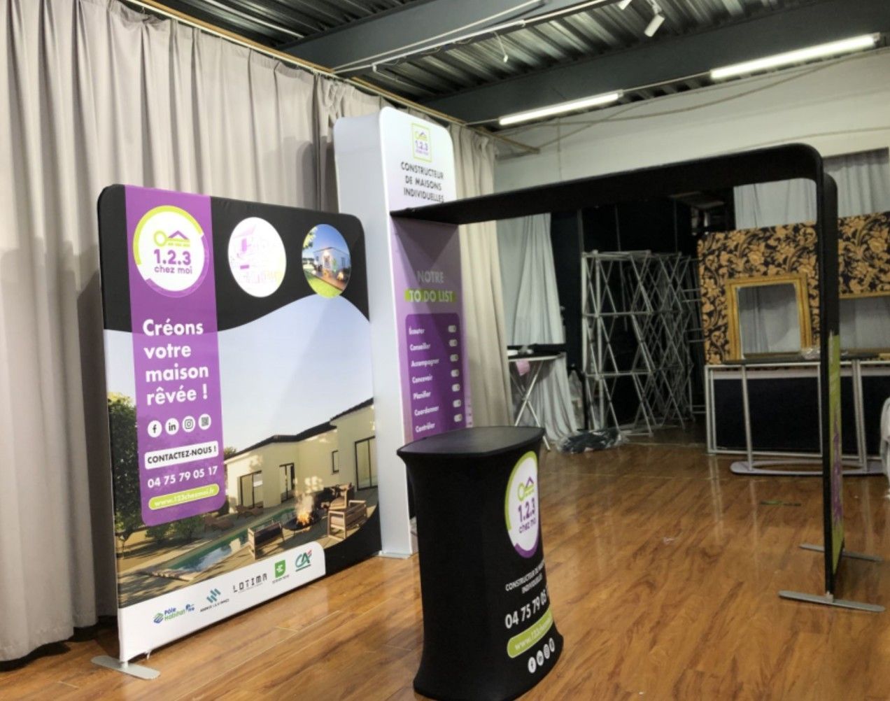 Stand modulaire tubulaire Formulate 9m2 (3x3) - impression incluse avec toile tendue et arche design_2