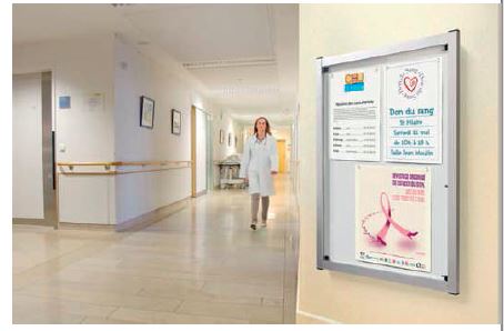 Vitrine d'intérieur MEDIA - Simple face, anodisée argent, fond magnétique, porte battante sécurisée_1