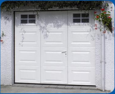 Porte de garage sectionnelle motorisée - ouverture plafond - panneau sandwich - avec portillon, hublot, isolation thermique et étanchéité à l'air_1