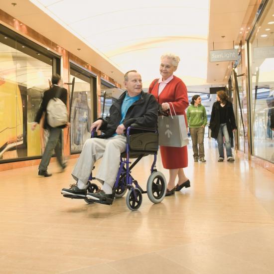Fauteuil roulant manuel Invacare Alu Lite - aluminium pliant, compact et facile à transporter_1