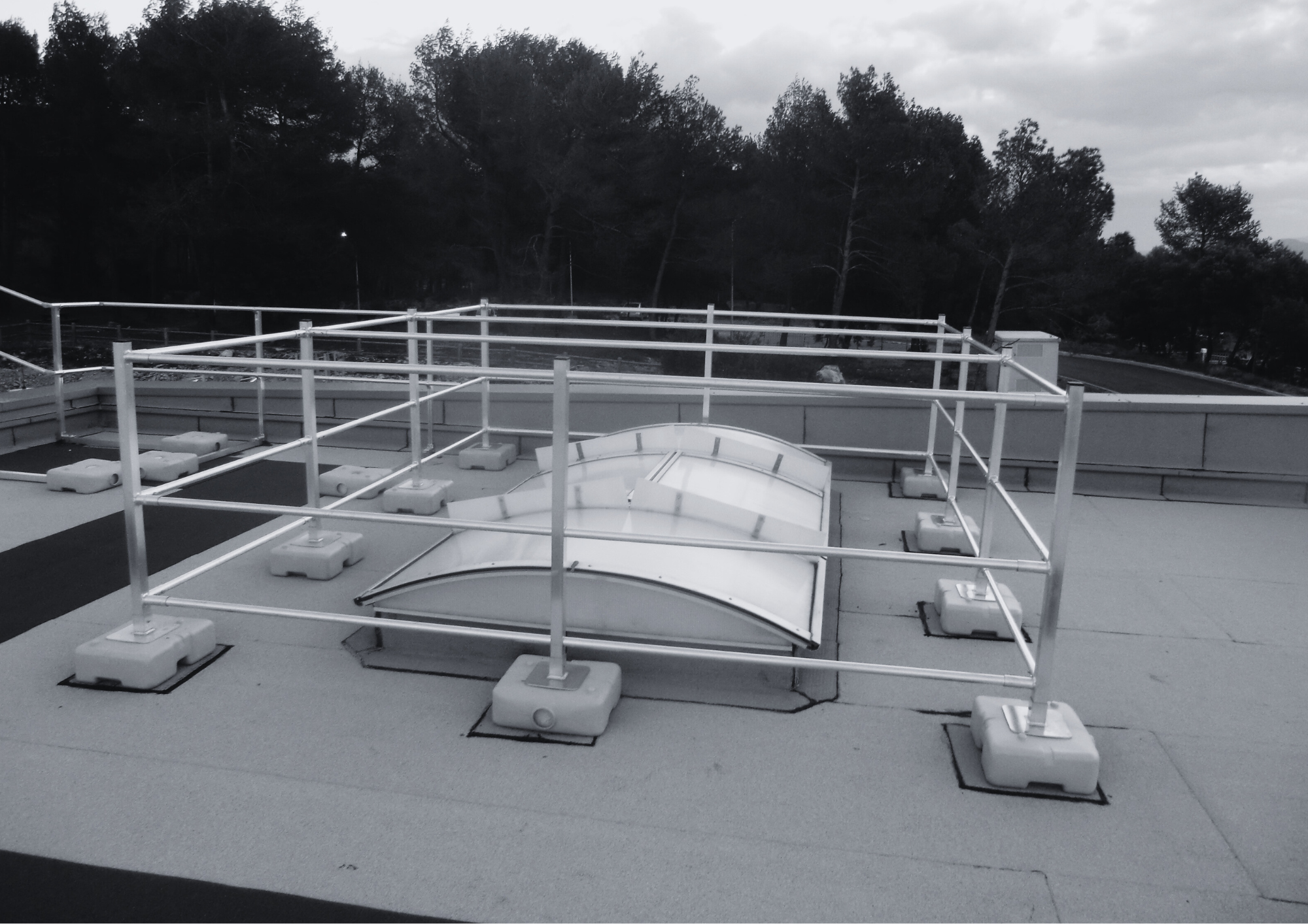 Garde corps fixe protection de lanterneaux GM - montants en aluminium carré - lisses et sous-lisses en aluminium_1