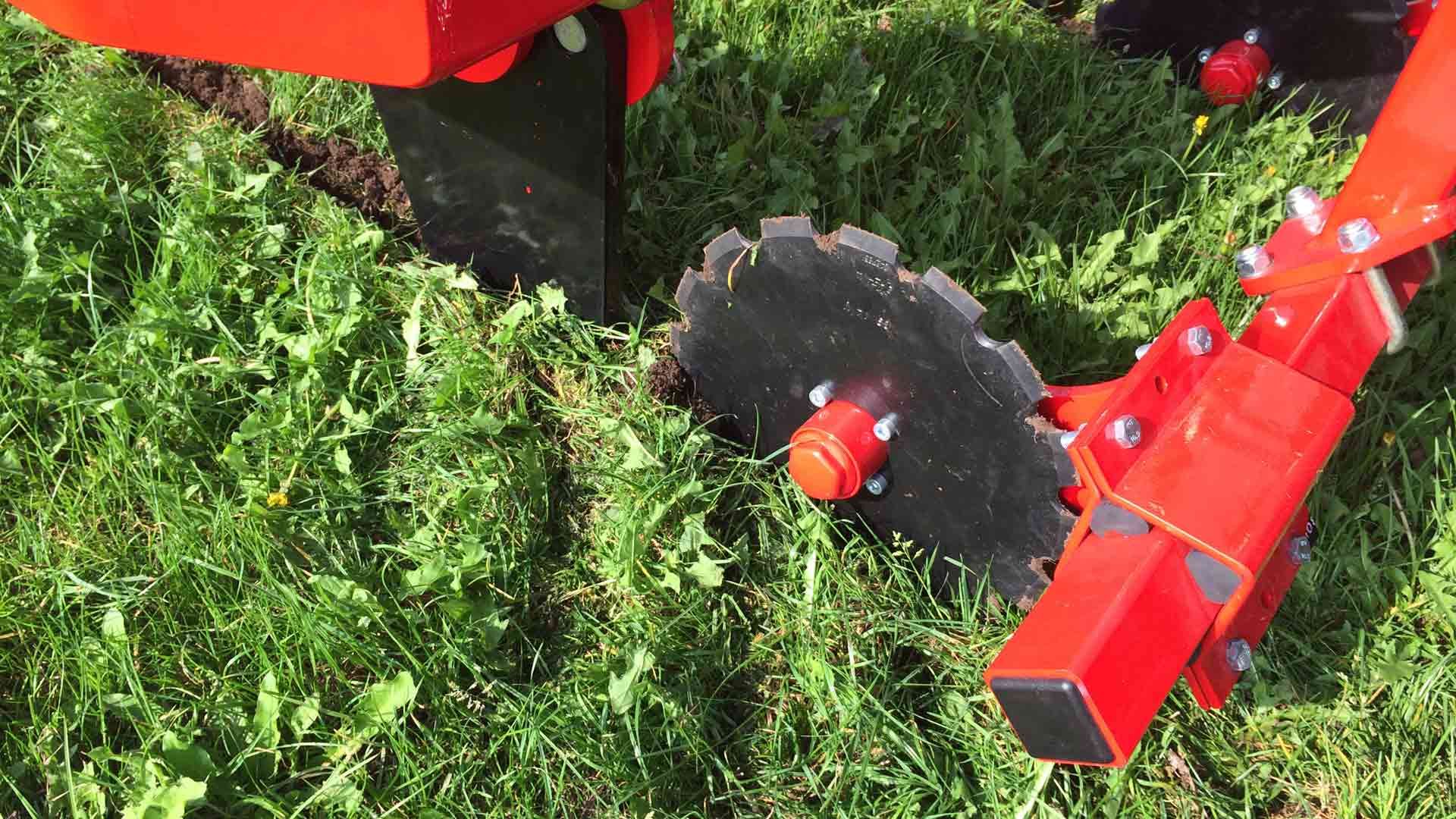 Outil agricole pour décompactage des prairies