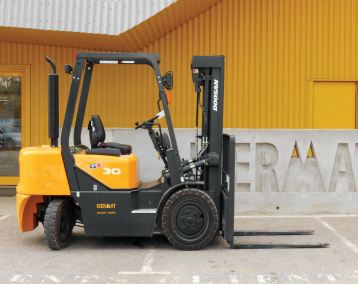 Chariot élévateur industriel diesel 3 T à louer - Capacité 3000 kg - Hauteur maximale 6 m - Manutention en industrie et entrepôts_1