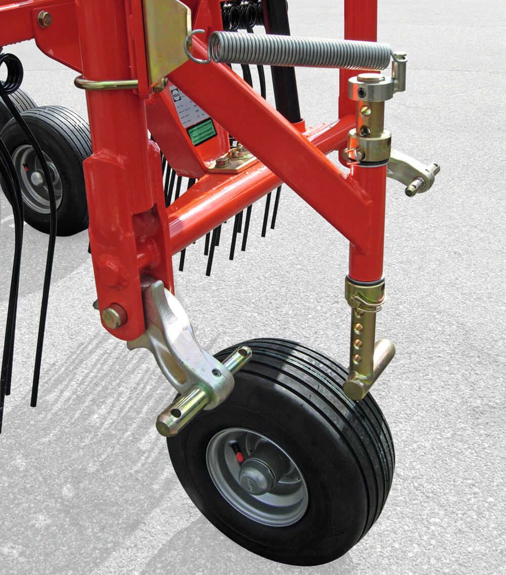 Machine agricole Juras 1502 pour la récolte avec adaptation parfaite au sol