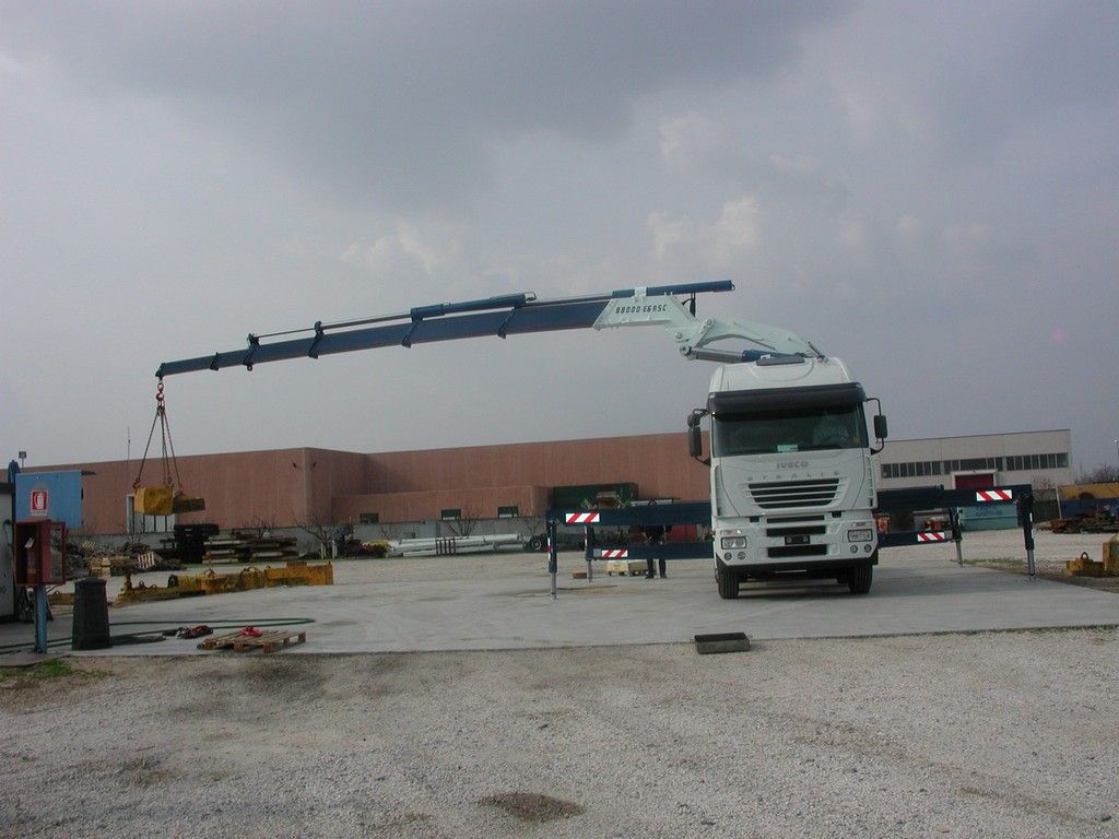 Grue auxiliaire avec capacité maximale de 30 000 kg