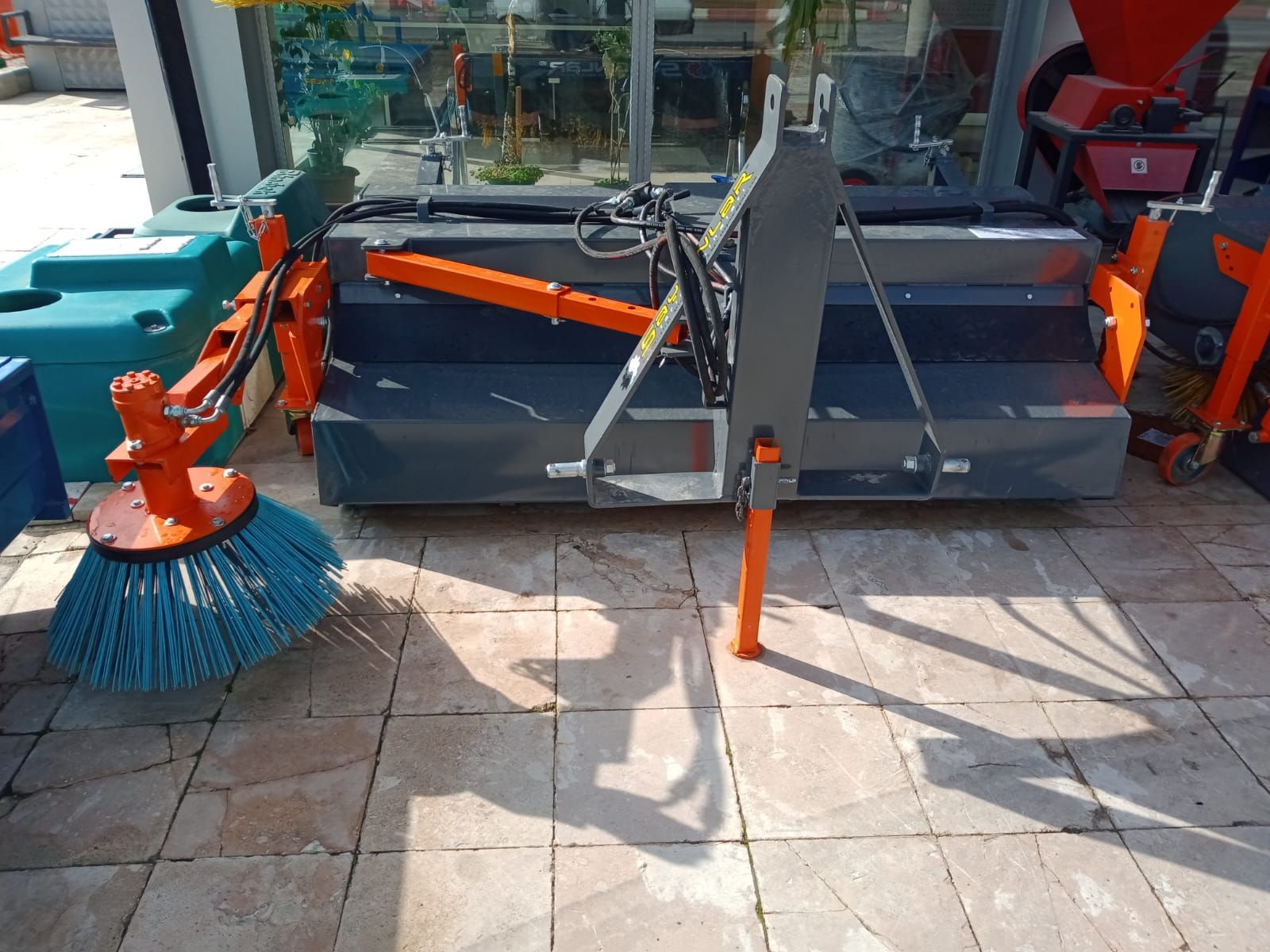 Tracteur de balayeuse de route monté à l'arrière - Medium avec godet et balai latéral_2