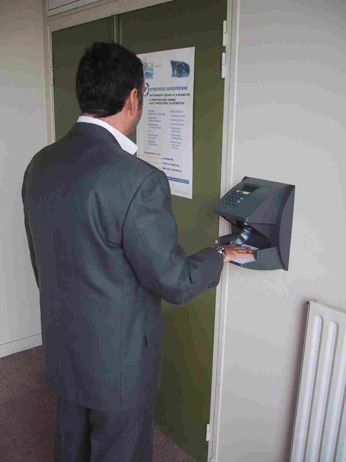 Système de sécurité biométrique autonome avec analyse de la morphologie de la main