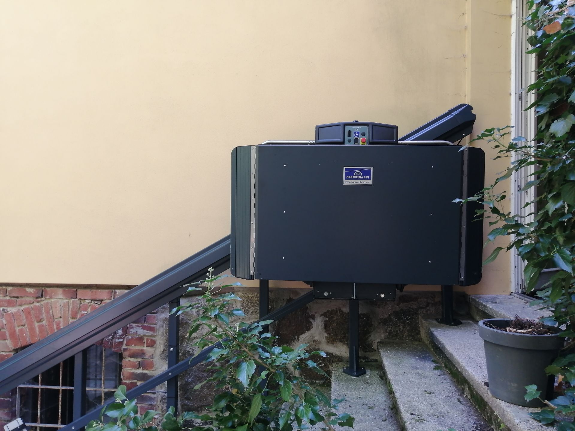Plateforme élévatrice monte-escaliers droits pour accès PMR - Garaventa Lift X3_1