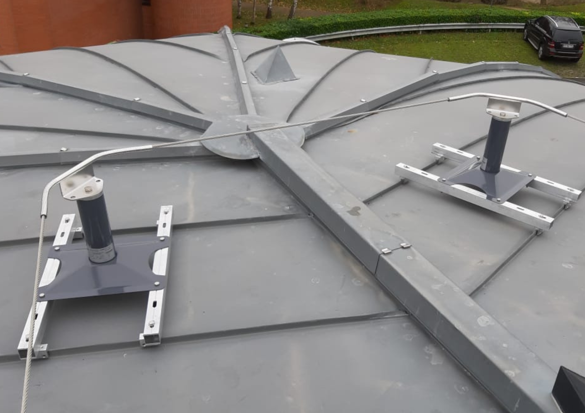 Ligne de vie à chariot - dispositif d'ancrage pour couverture à joint debout avec potelet absorbeur intégré_1