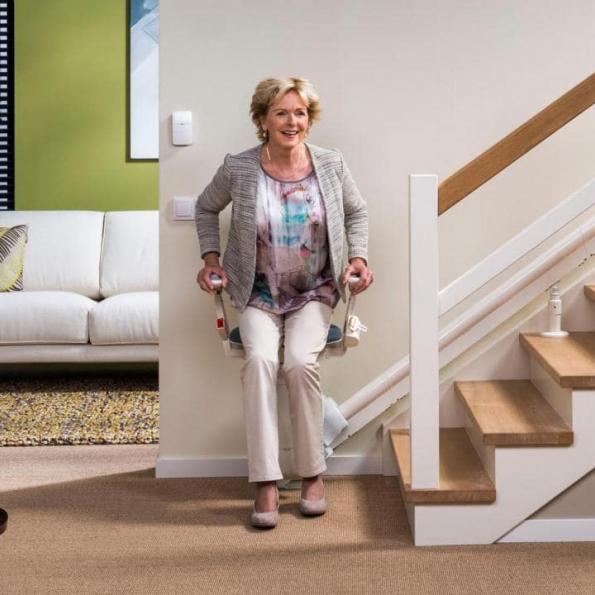 Monte-escalier MonoRoyal® pour escaliers tournants étroits - siège et marche-pieds rabattables_1