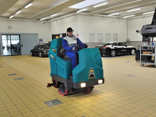 Autolaveuse autoportée E110 ECO - robuste et économique pour surfaces de 8000 à 12000m²_1