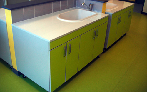 Paillasse puériculture économique 2400 x 750 x 900 mm - Réf SPE 9193 - BIOLAB, avec baignoire moulée et rangement intégré_1