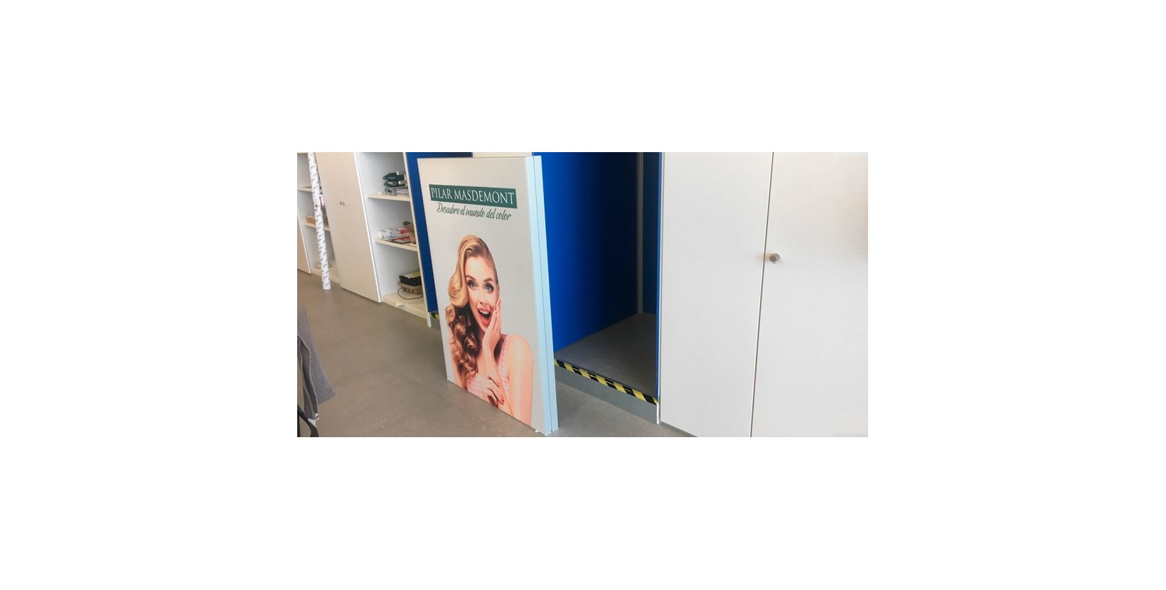 Totem publicitaire double face - structure en aluminium avec tissu imprimé personnalisé et éclairage intégré_1