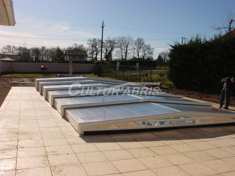 Abri piscine bas Moorea 3 - télescopique, motorisé, en aluminium et acier de qualité marine_1