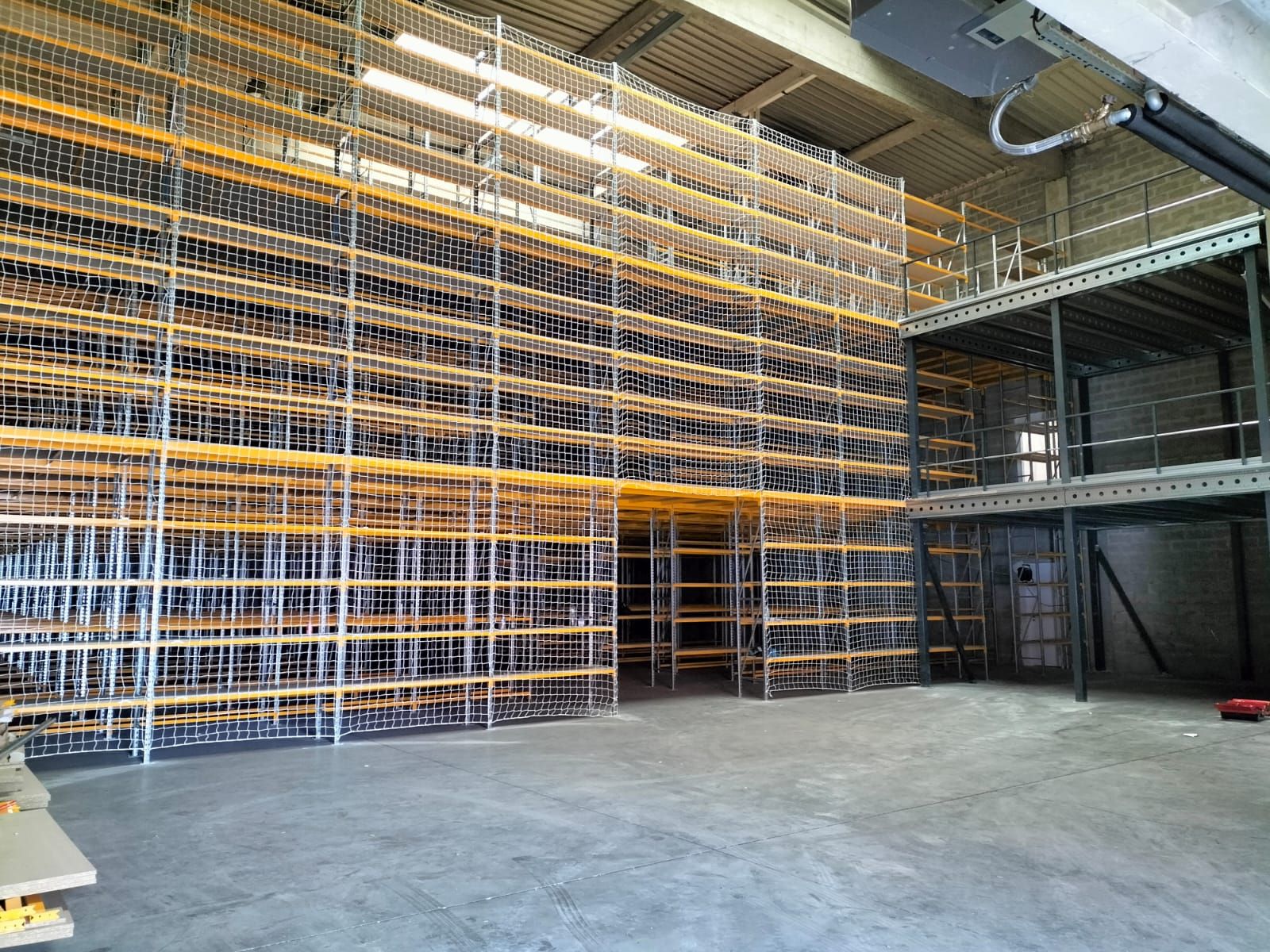 Cloison grillagée industrielle - Sécurité et séparation d'espaces sur mesure - disponible en achat neuf et occasion_1