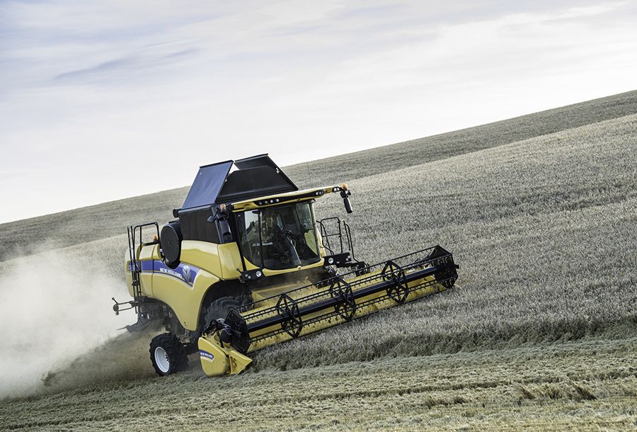 Machine agricole New Holland CX5.90 Hillside avec largeur de coupe de 4,0 mètres