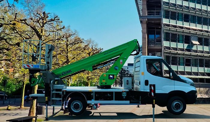 Scorpion 2013 sur Nissan - Camion nacelle Oil & Steel France - Hauteur de travail 19,9 m_1