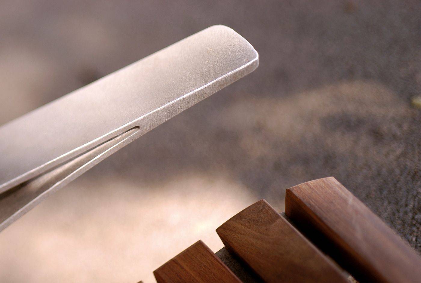 Chaise Leman UM397S - Piètement en fonte ductile avec traitement Ferrus et lattes en bois tropical_1