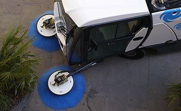 Balayeuse compacte Johnston avec système de 4 roues directrices
