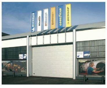 Porte sectionnelle industrielle motorisée - Panneaux sandwich 40 mm anti-pincement - Joint d'étanchéité - Norme EN13241-1_1