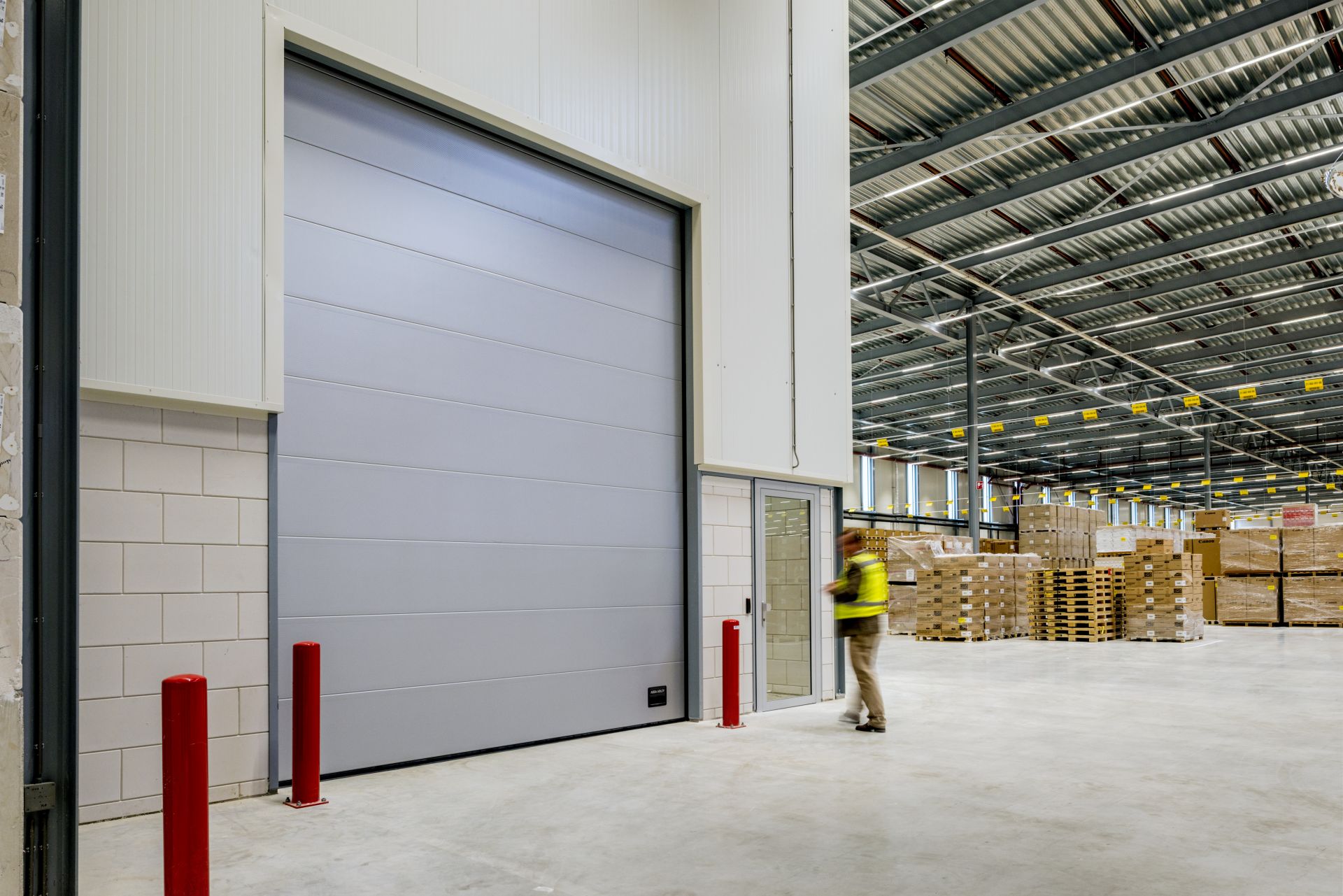 Porte sectionnelle industrielle réalisée à base de panneaux isolés, conçue pour préserver l'efficacité de votre entreprise_0