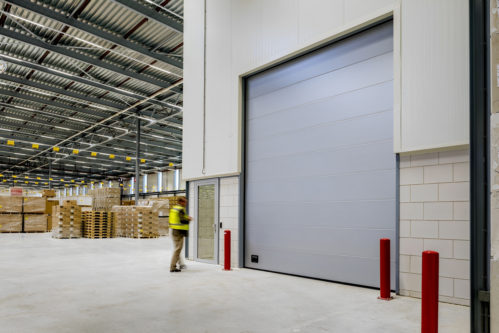 Porte garage industrielle sectionnelle portillon & hublot sur mesure