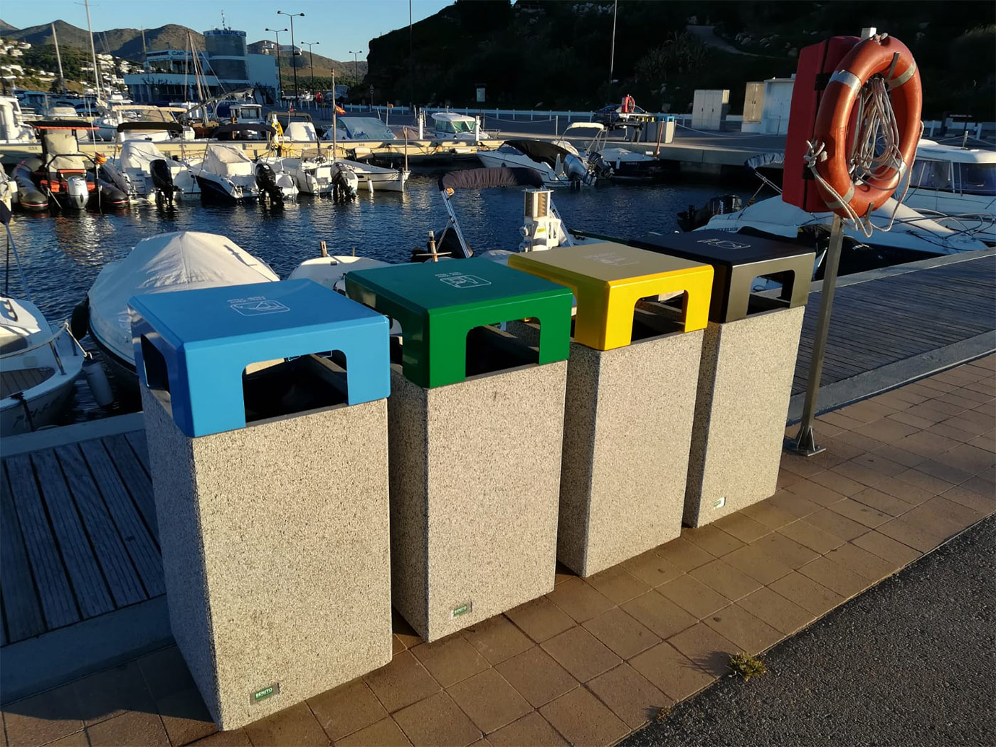 Poubelle tri sélectif Kube Selectif vert PA672SV - béton gris granite avec couvercle acier traité Ferrus_1