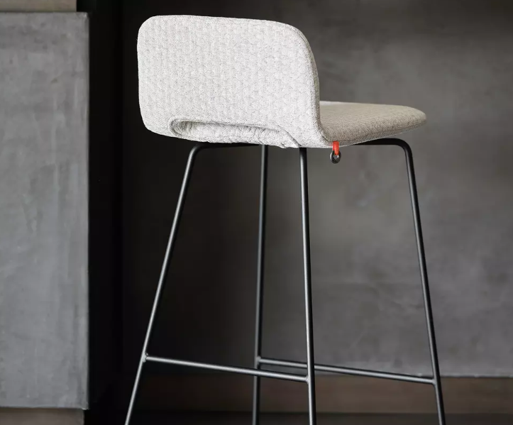 Tabouret design avec dossier ergonomique pour bars modernes_1