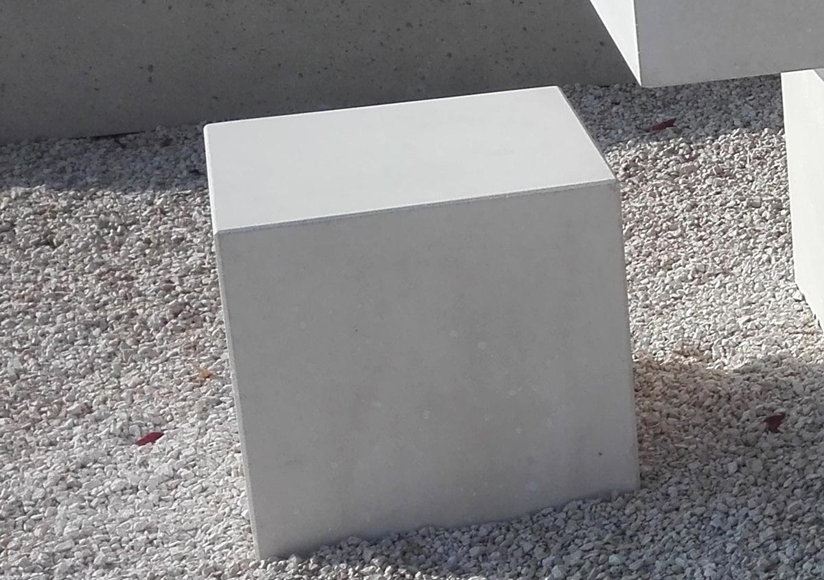 Protection et anti-stationnement en béton - modèle cube - finition lisse - Alento_1