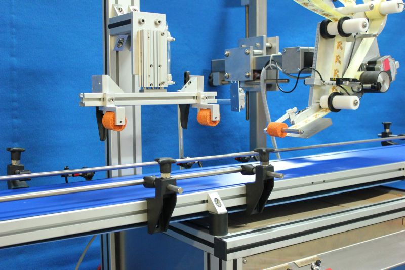 Étiqueteuse automatique par-dessus à rabat - ESA - Cadence jusqu'à 60 produits/min - Pose d'étiquettes inviolabilité pour secteurs agroalimentaire et cosmétique_1