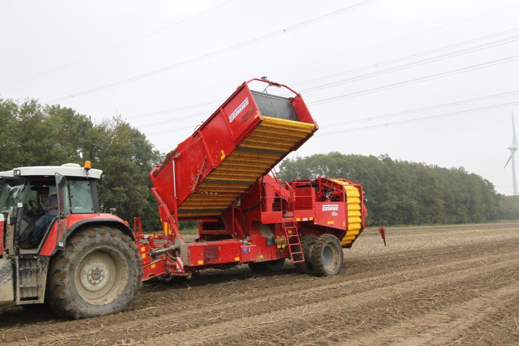 Arracheuse deux rangs avec traitement doux des produits