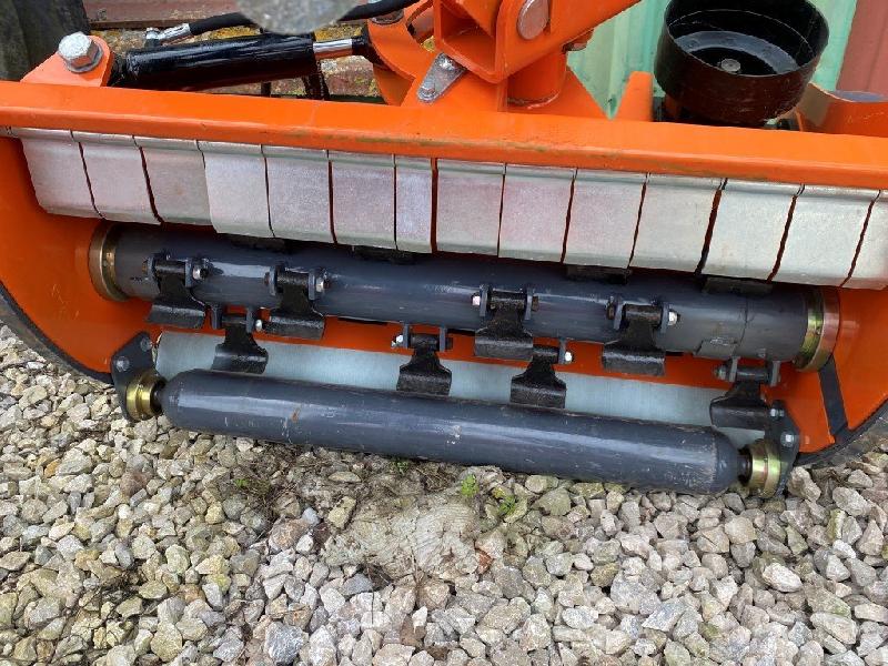 Broyeur d'accotement pour micro-tracteur ou tracteur compact