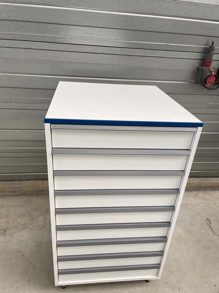 Meuble d'occasion de laboratoire avec 9 tiroirs - sur pieds métal - ATEX - Réf : P21091155_1