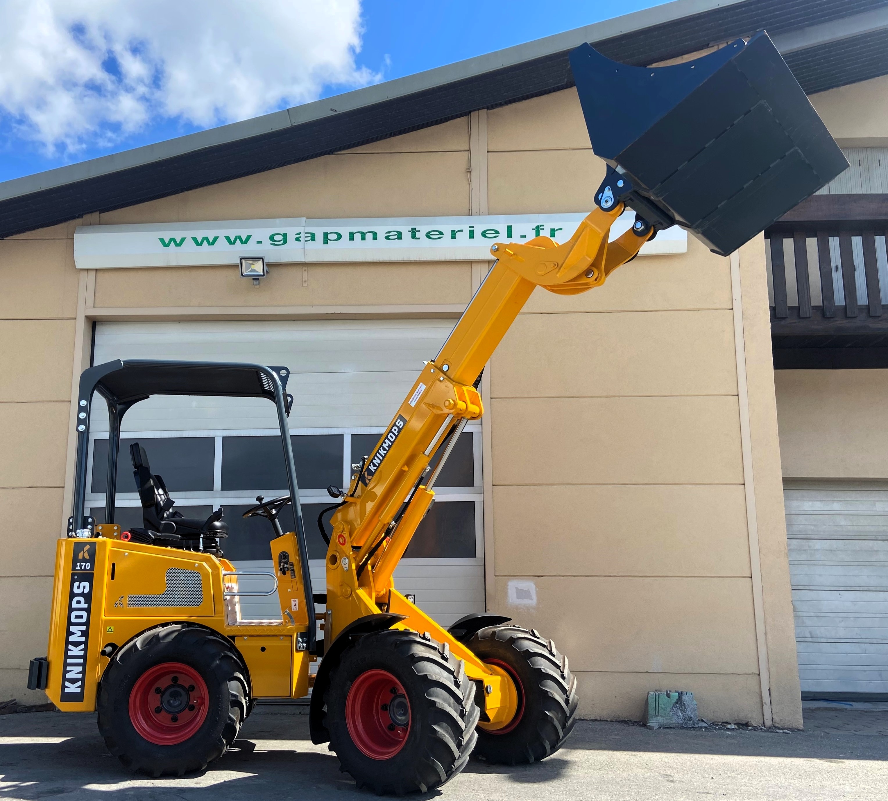 Mini-chargeur télescopique avec une capacité de levage 1300 kg  - KNIKMOPS KM170_1