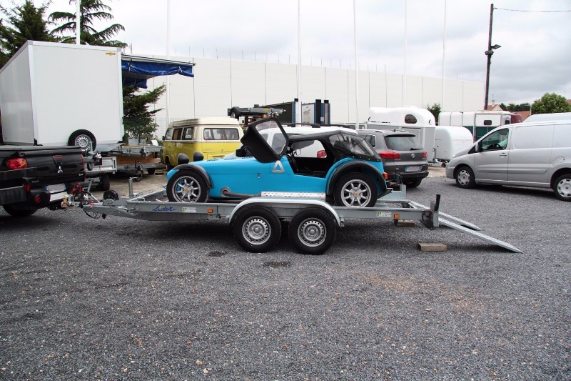 Remorque pour véhicules avec rampes de chargement galvanisées