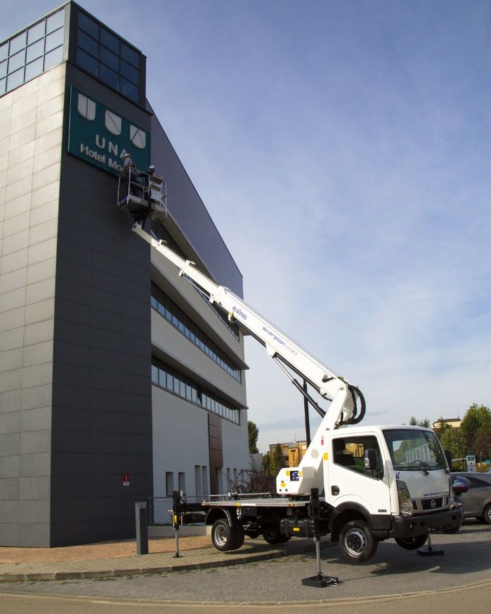 Scorpion 2313 sur nissan camion nacell - oil & steel france - 22.6 m_1