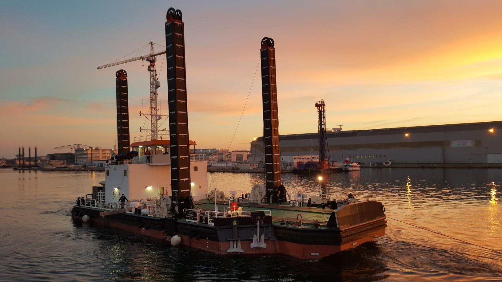 Ponton à pieux seem 39-970st - 39,40m x 15,40m - 2 x 485 ch - Drague stationnaire - Liebherr R984C EW_1