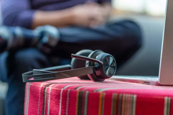 Micro-casque Poly Voyager Focus 2 USB-C-C certifié Microsoft Teams + adaptateur USB-C/A +base de cha_1