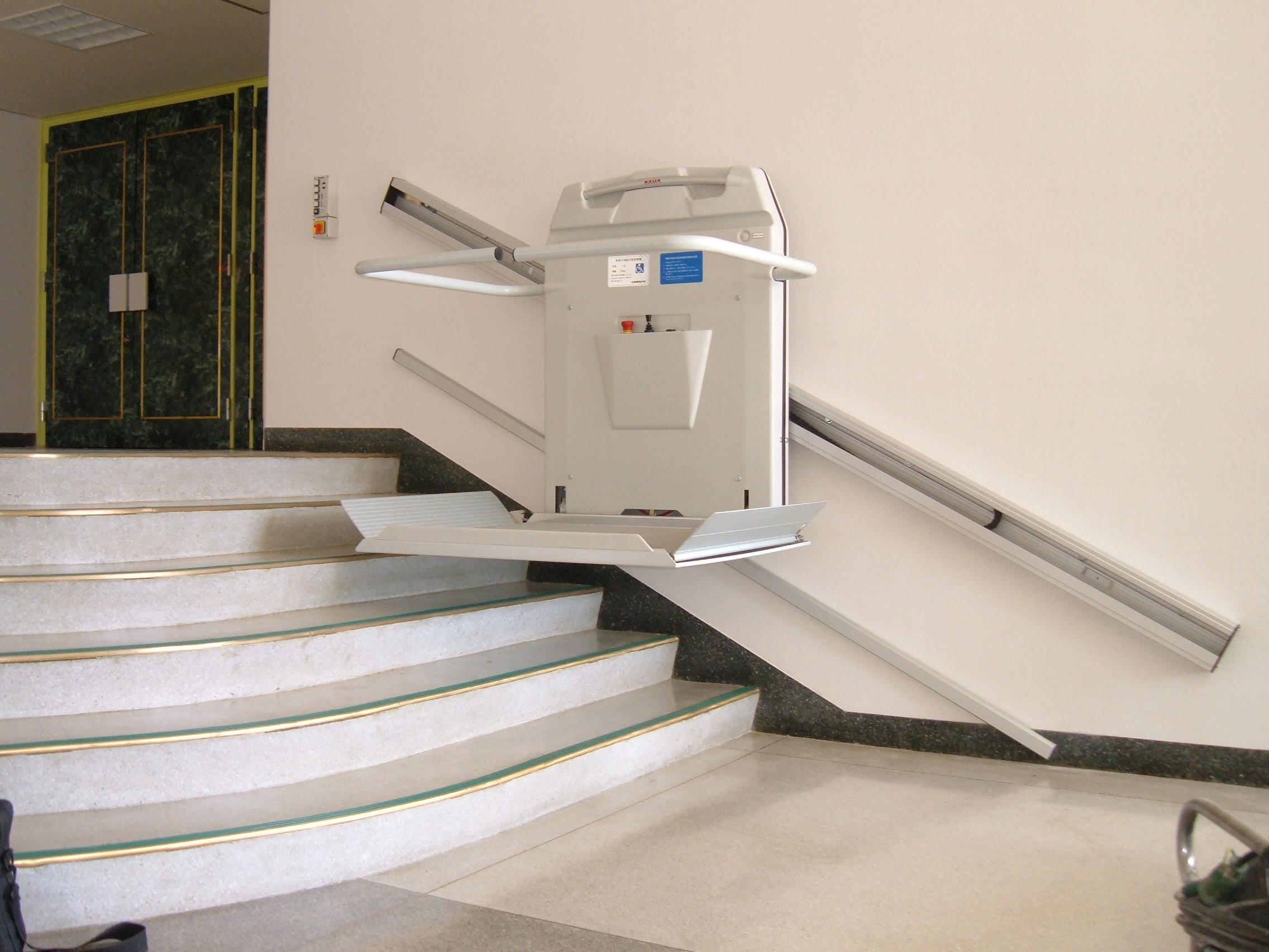 Plateforme monte-escalier à plan incliné conçu pour les personnes en fauteuil roulant_1