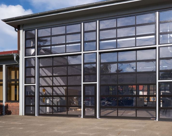 Porte sectionnelle industrielle motorisée en aluminium - ALR F42 Vitraplan et ALR F42 Vitraplan AT - vitrage affleurant pour architecture sophistiquée_1