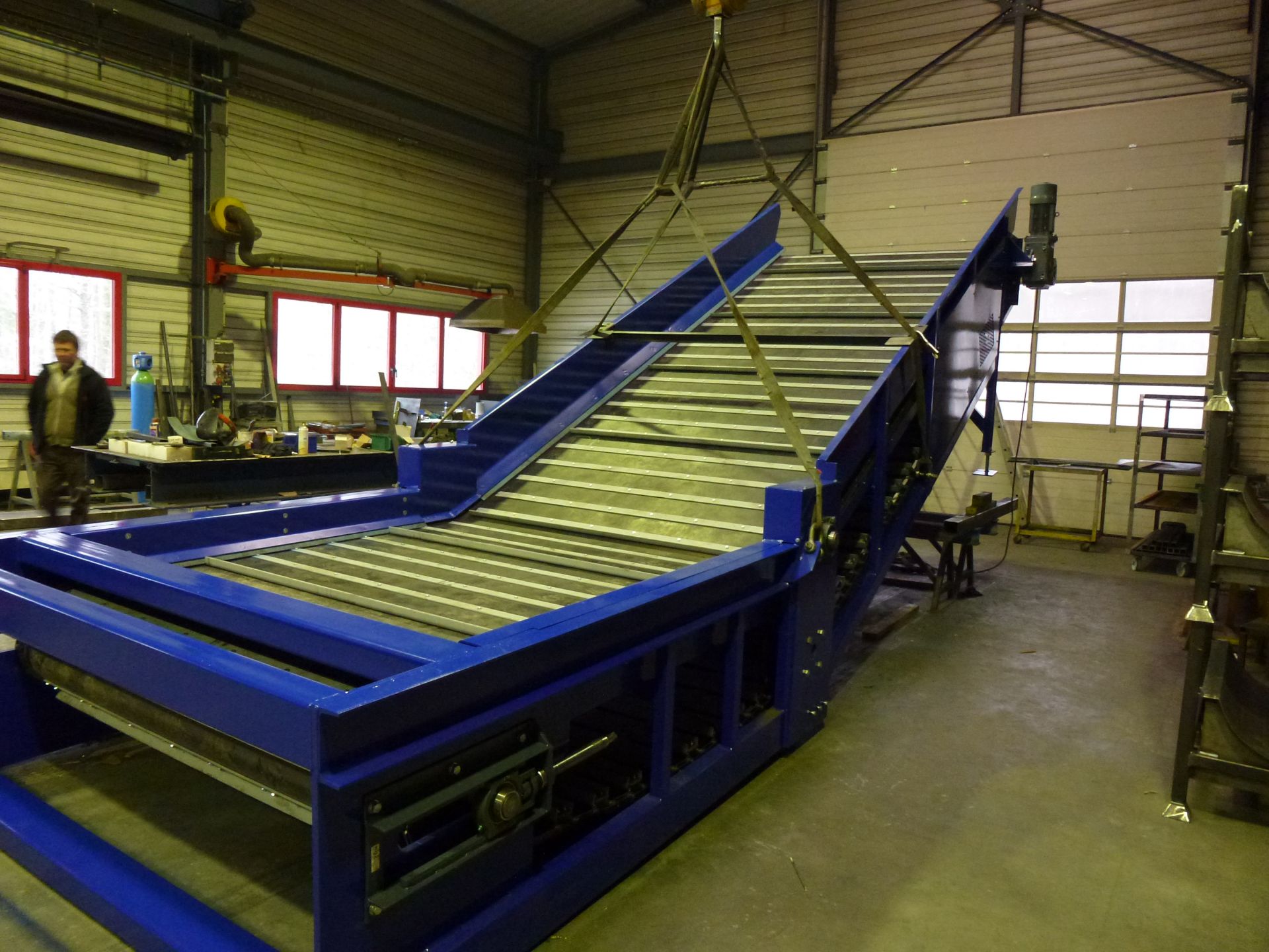 Convoyeur à rouleaux plastiques ou acier - droit ou courbe - largeur variable pour transport de charges lourdes et légères_1