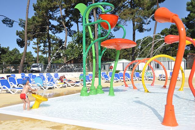 Pataugeoire - Jeux arroseurs de la gamme Vitamines - Design pétillant et robuste pour pataugeoires et jardins d'eau_1