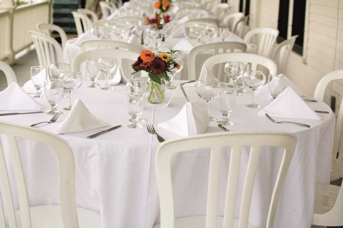 Chaise en plastique blanche - empilable - protection anti-UV - assise incurvée et dossier souple_1